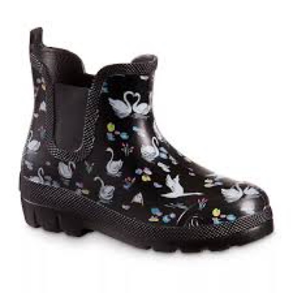 Vera Bradley Shoes - NWT totes Vera Bradley Black Swan Printed Rain Boots, size 7